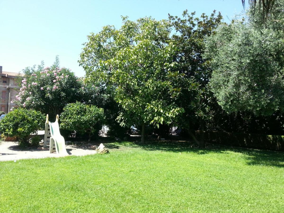 Garden Basement - Seminterrato Max 4 Ospiti - Fiumicino Vicino Aeroporto E Fiera Appartement Buitenkant foto