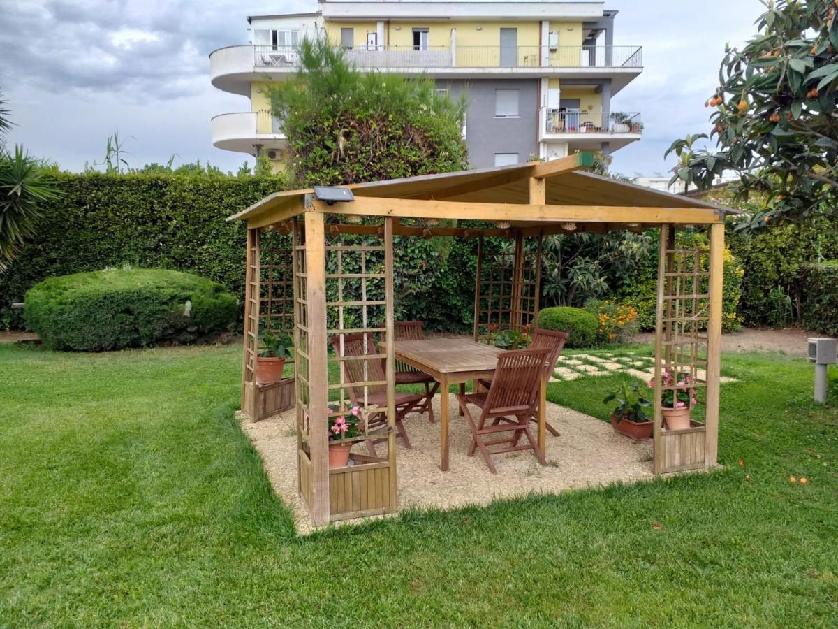 Garden Basement - Seminterrato Max 4 Ospiti - Fiumicino Vicino Aeroporto E Fiera Appartement Buitenkant foto