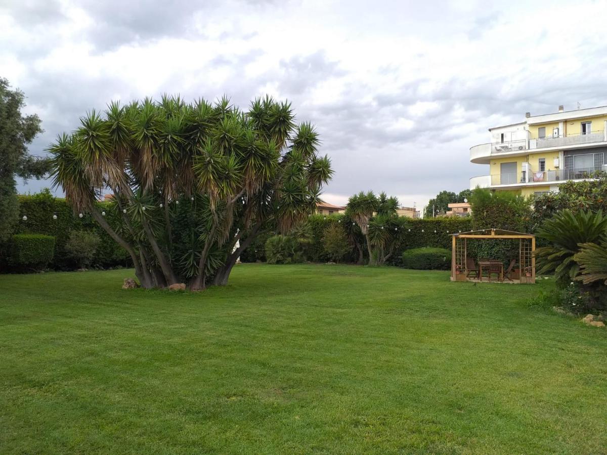 Garden Basement - Seminterrato Max 4 Ospiti - Fiumicino Vicino Aeroporto E Fiera Appartement Buitenkant foto