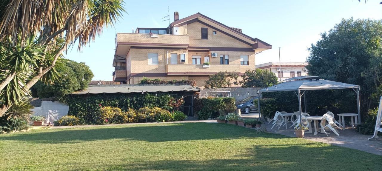 Garden Basement - Seminterrato Max 4 Ospiti - Fiumicino Vicino Aeroporto E Fiera Appartement Buitenkant foto
