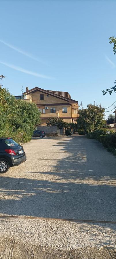 Garden Basement - Seminterrato Max 4 Ospiti - Fiumicino Vicino Aeroporto E Fiera Appartement Buitenkant foto