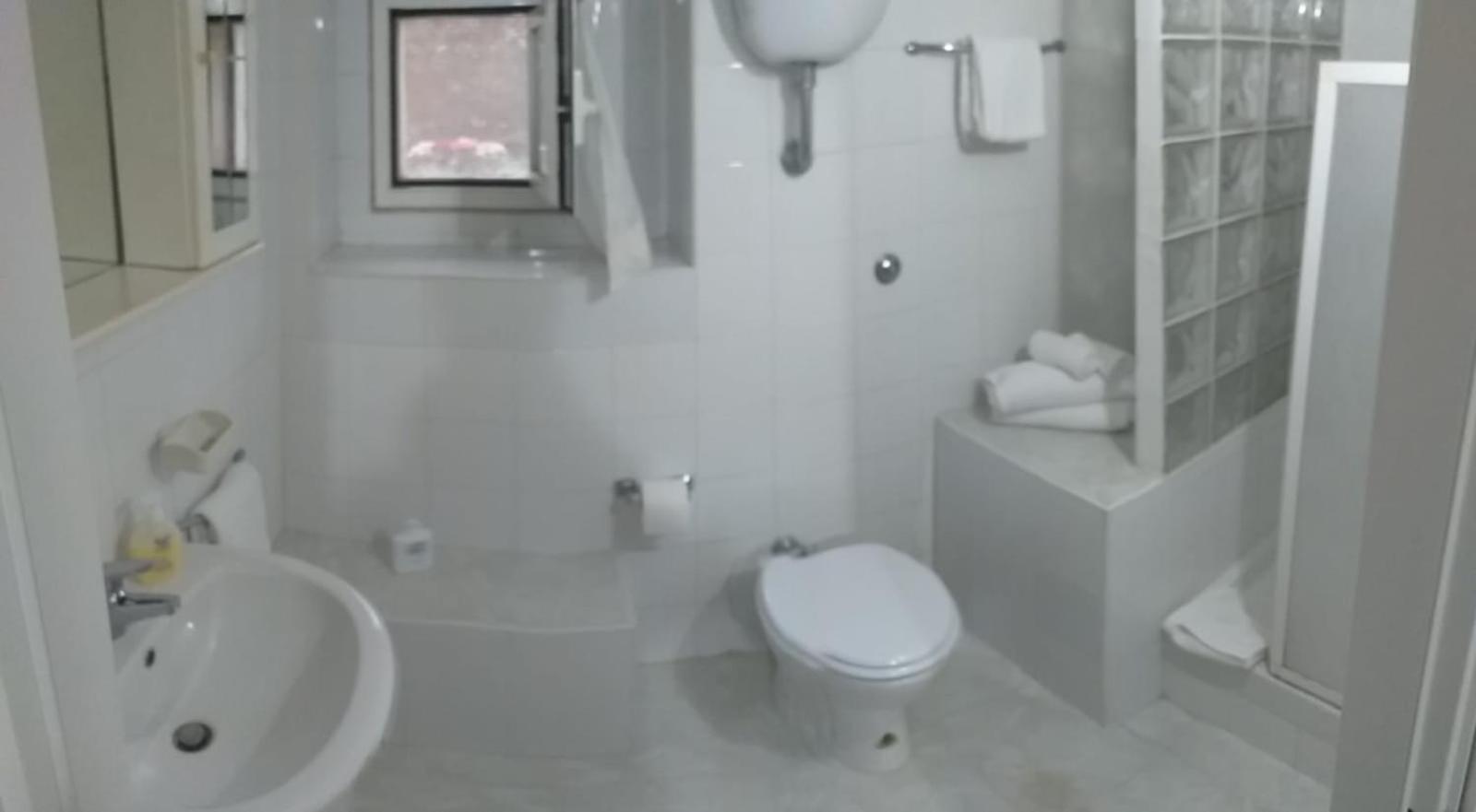 Garden Basement - Seminterrato Max 4 Ospiti - Fiumicino Vicino Aeroporto E Fiera Appartement Buitenkant foto